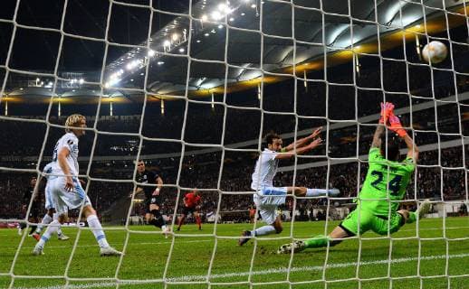 04 10 2018 xfux Soccer UEFA Europa League Eintracht Frankfurt Lazio Rome emspor v Filip Kostic Eintracht Frankfurt Silvio Proto Lazio Rome Goal scored the 2 1 goal for Frankfurt