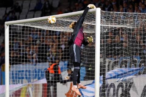 181004 Andreas Vindheim of Malmö FF scores 1 0 behind Goalkeeper Loris Karius of Besiktas during the Europe League group stage match between Malmö FF and Besiktas on October 4, 2018 in Malmö Photo Ludvig Thunman BILDBYRAN Code LT 35544  Copyright: LUDVIGxTHUNMAN BB181004LT036