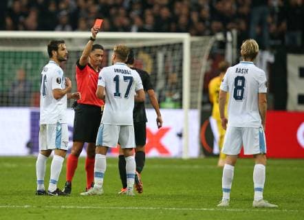04 10 2018 Football UEFA Europa League 2018 2019 Group stage 2 Gameday Eintracht Frankfurt Lazio at the Commerzbank Arena Frankfurt Marco Parolo and Lazio Rome Referee Serdar Gözübüyük 2vl NED shows a red card for Dusan Basta re Lazio Roma 8 Ciro Immobile 2vr DFL and DFB regulations prohibit any use of photographs as image sequences or quasi video