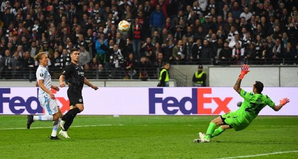 04 10 2018 xjhx Football UEFA Europa League Eintracht Frankfurt Lazio Rome emporal Lucas Leiva Lazio Roma Luka Jovic Eintracht Frankfurt Silvio Proto Lazio Rome Goal scored the ball to the 3 1 DFB DFL DFB REGULATIONS PROPHIBIT as IMAGE SEQUENCES and or QUASI VIDEO Frankfurt on the Main river