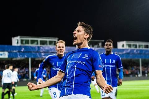 181004 Kristoffer Zachariassen or Sarpsborg 08 celebrates after 2 1 during the Europe League match between Sarpsborg 08 and Genk on October 4, 2018 in Sarpsborg Photo Fredrik Varfjell PICTURE BODY N Code FV 150147  Copyright: FREDRIKxVARFJELL BB181004FV019