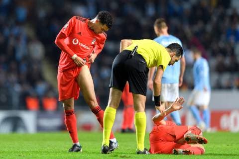 181004 Pepe or Besiktas checks his leg during the Europa League group stage match between Malmö FF and Besiktas on October 4, 2018 in Malmö Photo Petter Arvidson BILDBYR N Code PA 92119  Copyright: PETTERxARVIDSON BB181004PA043