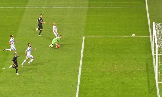 04 10 2018 xblx Soccer UEFA Europa League Eintracht Frankfurt Lazio Rome emporer Luka Jovic Eintracht Frankfurt Goal scored Goal to the 2 1 DFB DFB REGULATIONS PROHIBIT ANY USE OF PHOTOGRAPH as IMAGE SEQUENCES and or QUASI VIDEO Frankfurt am Main