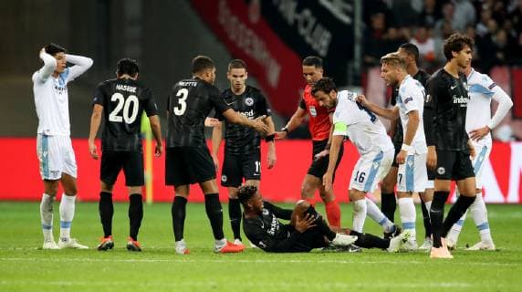 Germany Frankfurt am Main Commerzbank Arena 04 10 2018 Football UEFA Europa League Eintracht Frankfurt Lazio Rome Bild v lk Referee Referee Serdar Gözübüyük m is showing Joaquin Correa Lazio Rome 11 lk is the red card after foul Jonathan de Guzman Eintracht Frankfurt 6 m Copyright: HMBxMedia xHeikoxBecker