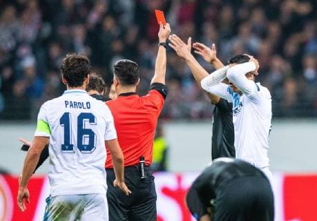 04 10 2018 xfux Football UEFA Europa League Eintracht Frankfurt Lazio Rome emspor v l Referee referee Serdar Goezuebueyuek shows Joaquin Correa Lazio the red card for red card for Match Misconduct Frankfurt am Main