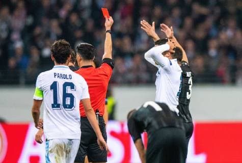 04 10 2018 xfux Football UEFA Europa League Eintracht Frankfurt Lazio Rome emspor v l Referee referee Serdar Goezuebueyuek shows Joaquin Correa Lazio the red card for red card for Match Misconduct Frankfurt am Main
