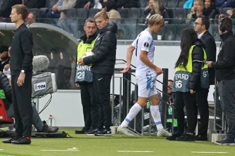 Football Europa League 02 Matchday Eintracht Frankfurt Lazio Rome on 04 10 2018 in Commerzbank Arena in Frankfurt Referee Serdar Gözübüyük Goezuebueyuek NED has shown a red card to Dusan Basta Lazio and now he sneaks off the court and instantly disappears into the dressing room MH