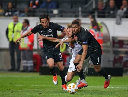04 10 2018 Football UEFA Europa League 2018 2019 Group Stage 2 Gameday Eintracht Frankfurt Lazio at Commerzbank Arena Frankfurt LR Makoto Hasebe Eintracht Frankfurt in a duel with Ciro Immobile Lazio Roma and Simon Falette Eintracht Frankfurt DFL and DFB regulations prohibit any use of photographs as image sequences and or quasi video