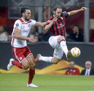 IPP20181004 Football - soccer: UEFA Europa League 2018 2019, AC Mailand - Olympiakos Piräus, gonzalo hiaguain contrastato da Roderick Jefferson Goncalves (Verwendung nur in Deutschland - GERMANY ONLY) *** IPP20181004 Football soccer UEFA Europa League 2018 2019 AC Milan Olympiacos Piraeus gonzalo hiaguain contrastato da Roderick Jefferson Goncalves Use only in Germany GERMANY ONLY 