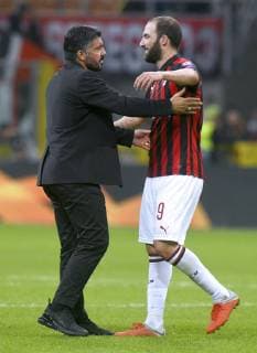 IPP20181004 Football - soccer: UEFA Europa League 2018 2019, AC Mailand - Olympiakos Piräus, gennaro gattuso, allenatore del milan abbraccia gonzalo higuain a fine partita (Verwendung nur in Deutschland - GERMANY ONLY) *** IPP20181004 Football soccer UEFA Europa League 2018 2019 AC Milan Olympiacos Piraeus gennaro gattuso allenatore del milan abbraccia gonzalo higuain a fine partita Use only in Germany GERMANY ONLY 