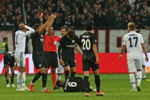 Soccer Europa League 02 Matchday Eintracht Frankfurt Lazio Rome on 04 10 2018 at Commerzbank Arena in Frankfurt Referee Serdar Gözübüyük Goezuebueyuek NED has shown Joaquin Correa Lazio a red card after a foul on Jonathan de Guzman Frankfurt MH