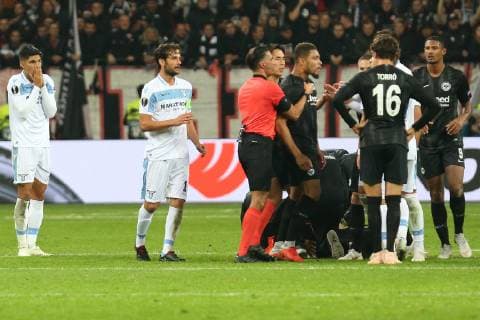 Soccer Europa League 02 Matchday Eintracht Frankfurt Lazio Rome on 04 10 2018 at the Commerzbank Arena in Frankfurt Referee Serdar Gözübüyük Goezuebueyuek NED has red carded Joaquin Correa Lazio after a foul on Jonathan de Guzman Frankfurt Ciro Immobile Lazio discusses with Sebastien Haller Lucas Torro Frankfurt Mijat Gacinovic Frankfurt MH