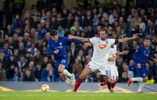 ?lvaro MORATA of Chelsea & Roland Juh?sz of Videoton (MOL Vidi) during the UEFA Europa League group match between Chelsea and Videoton at Stamford Bridge, London, England on 4 October 2018. Copyright: xAndyxRowlandx PMI-2291-0009