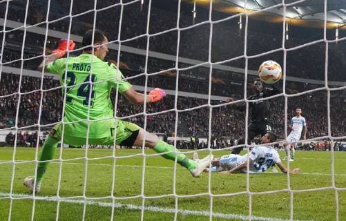 04 10 2018 xjhx Football UEFA Europa League Eintracht Frankfurt Lazio Rome emporer Danny da Costa Eintracht Frankfurt Goal scored the gate to the 4 1 DFB DFB REGULATIONS PROHIBIT ANY USE OF PHOTOGRAPHS as IMAGE SEQUENCES and or QUASI VIDEO Frankfurt am Main