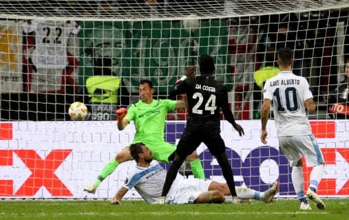 Germany Frankfurt am Main Commerzbank Arena 04 10 2018 Football UEFA Europa League Eintracht Frankfurt Lazio Rome picture Danny da Costa Eintracht Frankfurt 24 m makes the 4 1 on the ground Francesco Acerbi Lazio Rome 33 Goalkeeper Silvio Proto Lazio Rome 24 in goal is powerless Luis Alberto Lazio Rome 10 r Copyright: HMBxMedia xHeikoxBecker