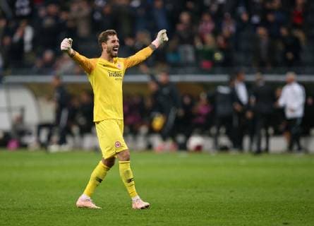 04 10 2018 Football UEFA Europa League 2018 2019 Group Stage 2 Gameday Eintracht Frankfurt Lazio at the Commerzbank Arena Frankfurt Cheers Goalkeeper Kevin Trapp Eintracht Frankfurt at the gate to the 4 1 DFL and DFB regulations prohibit any use of images as image sequences and or quasi Video