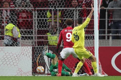 MOSCOW, RUSSIA â€“ OCTOBER 4, 2018: FC Spartak Moscow s Ze Luis (front) and Villarreal s goalkeeper Andres Fernandez (back) in action in their 2018 19 UEFA Europa League Group G Round 2 football match at Otkrytie Arena Stadium. Sergei Fadeichev TASS  TS092964