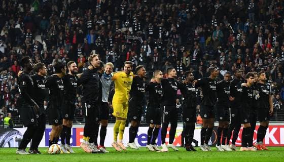 04 10 2018 xjhx Football UEFA Europa League Eintracht Frankfurt Lazio Rome emporer Kevin Trapp Eintracht Frankfurt and team cheer after the match DFL DFB REGULATIONS PROHIBIT ANY USE OF PHOTOGRAPHS as IMAGE SEQUENCES and or QUASI VIDEO Frankfurt am Main