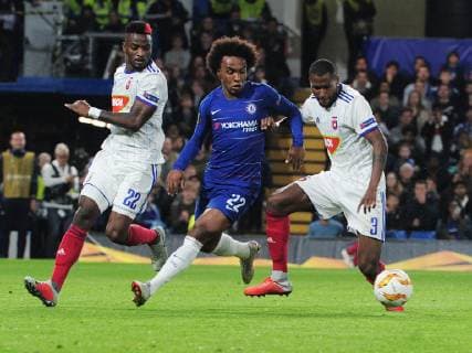 Football - 2018 2019 Europa League - Group L: Chelsea - MOL Vidi Willian of Chelsea and Stopira and Paulo Vinicius (3) of Vidi, at Stamford Bridge. COLORSPORT ANDREW COWIE 