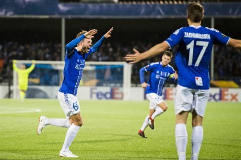 181004 Patrick Mortensen of Sarpsborg 08 celebrates after scoring 3 1 during the Europe League match between Sarpsborg 08 and Genk on October 4, 2018 in Sarpsborg Photo Fredrik Varfjell BILDBYRAN Code FV 150147  Copyright: FREDRIKxVARFJELL BB181004FV051