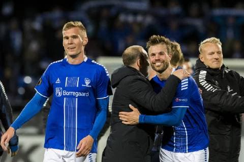 181004 Joonas Tamm Geir Bakke head coach of Sarpsborg 08 and Patrick Mortensen of Sarpsborg 08 celebrate after the Europe League match between Sarpsborg 08 and Genk on October 4, 2018 in Sarpsborg Photo Fredrik Varfjell BILDBYRAN Code FV 150147  Copyright: FREDRIKxVARFJELL BB181004FV054