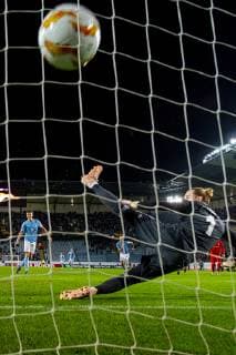 181004 Markus Rosenberg or Malmö FF scores 2 0 on a penalty shot behind Goalkeeper Loris Karius of Besiktas during the Europe League group stage match between Malmö FF and Besiktas on October 4, 2018 in Malmö Photo Ludvig Thunman BILDBYR N code LT 35544  Copyright: LUDVIGxTHUNMAN BB181004LT115