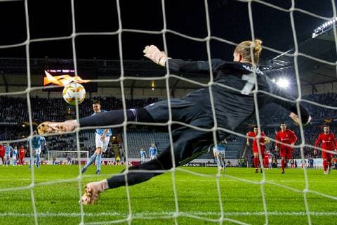 181004 Markus Rosenberg or Malmö FF scores 2 0 on a penalty shot behind Goalkeeper Loris Karius of Besiktas during the Europe League group stage match between Malmö FF and Besiktas on October 4, 2018 in Malmö Photo Ludvig Thunman BILDBYR N code LT 35544  Copyright: LUDVIGxTHUNMAN BB181004LT116