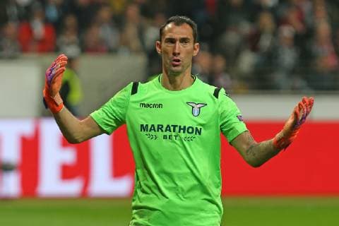 Soccer Europa League 02 Matchday Eintracht Frankfurt Lazio Rome on 04 10 2018 in the Commerzbank Arena in Frankfurt Gesturing goalkeeper Silvio Proto Lazio he is beaten today MH