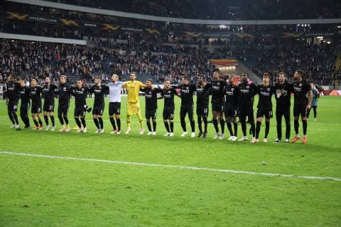 04 10 2018 GER Frankfurt am Main Commerzbank Arena UEFA Europa League Eintracht Frankfurt SGE Lazio Rome Final rejoicing of the team in front of the fans of Eintracht Frankfurt DFL regulations prohibit any use of images as image sequences or quasi video