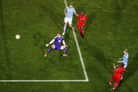 181005 Jeremain Marciano Lens or Besiktas with a chance against goalkeeper Johan Dahlin or Malmö FF during the Europe League group stage match between Malmö FF and Besiktas on October 5, 2018 in Malmö Photo Petter Arvidson BILDBYR N Code PA 92119  Copyright: PETTERxARVIDSON BB181005PA004