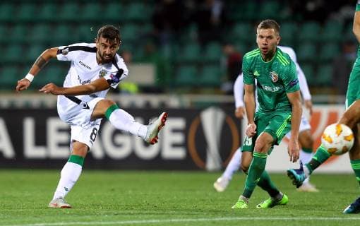 04.10.2018 Poltava(Ukraine) FC Vorskla-Sporting CP Europa League men s football Bruno Fernandes(L)Sporting CP, Dmytro Kravchenko(R) FC Vorskla :Str 