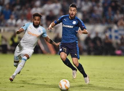 (181005) -- NICOSIA, Oct. 5, 2018 -- Jordan Amavi (L) of Marseille vies with Adrian Sardinero of Apollon during the Europa League Group H match between Apollon and Marseille in Nicosia, Cyprus on Oct. 4, 2018. Apollon drew 2-2 with Marseille. ) (SP)CYPRIS-NICOSIA-SOCCER-UEFA EUROPA LEAGUE-APOLLON VS MARSEILLE SakisxSavvides 