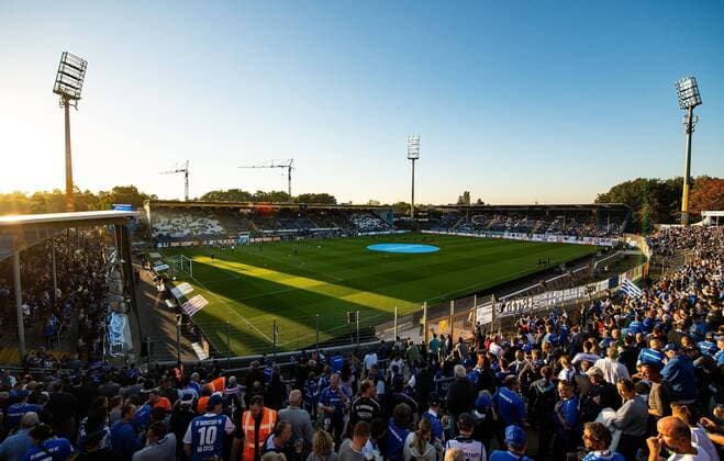 05 10 2018 xfux Football 2 Bundesliga SV Darmstadt 98 Hamburger SV emonline deloka emspor vl View Overview Merck Stadium at Boellenfalltor Jonathan Heimes Stadium at Böllenfalltor Arena Interior Fans SV Darmstadt 98 SVD Lilies Mood Scarves Jerseys Spectators Fields Tribunes DFL DFB REGULATIONS PROHIBIT ANY USE OF PHOTOGRAPHS as IMAGE SEQUENCES and or QUASI VIDEO Darmstadt