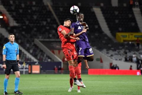Youcef Atal (ogc) vs Max Gradel (tfc) FOOTBALL : Toulouse vs Nice - 9eme Journee de L1 - Toulouse - 05 10 2018 ThierryBreton Panoramic 