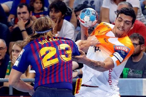 Montpellier s Mathieu Grebille (R) in action against Barcelona Lassa s Jure Dolenec (L) during a Champions League match at the Palau Blaugrana facilities, Barcelona, north eastern Spain, 06 October 2018. Barça Lassa vs Montpellier !ACHTUNG: NUR REDAKTIONELLE NUTZUNG!  Copyright: xALBERTOxESTEVEZx GRAF1077 20181006-636744428290688676
