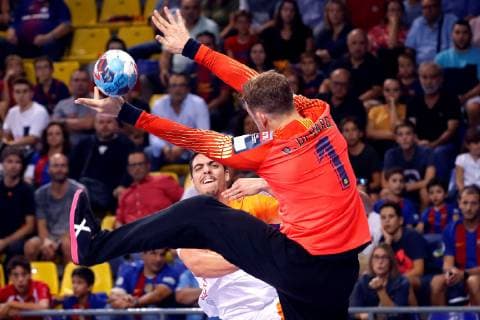 Barcelona Lassa s goalkeeper Perez de Vargas (R) in action against Montpellier HB s Mathieu Grebille (L) during a Champions League handball match at the Palau Blaugrana facilities, Barcelona, north eastern Spain, 06 October 2018. Barça Lassa vs Montpellier !ACHTUNG: NUR REDAKTIONELLE NUTZUNG!  Copyright: xALBERTOxESTEVEZx GRAF1118 20181006-636744462762769027