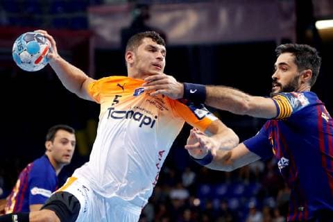 Barcelona Lassa s Raul Entrerrios (R) in action against Montpellier HB s Kyllian Villeminot (L) during a Champions League handball match at the Palau Blaugrana facilities, Barcelona, north eastern Spain, 06 October 2018. Barça Lassa vs Montpellier !ACHTUNG: NUR REDAKTIONELLE NUTZUNG!  Copyright: xALBERTOxESTEVEZx GRAF1125 20181006-636744463415363269