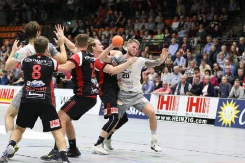 Nils Kretschmer HC Elbflorenz Dresden 20 against Valentin Spohn TuS N Luebbecke 23 left front Norman Floedl HC Elbflorenz Dresden 17 between Jens Bechtloff TuS N Luebbecke 8 in front and Moritz Schade TuS N Luebbecke 25 in the middle TuS N Luebbecke vs HC Elbflorenz Dresden Handball 2 Bundesliga 06 10 2018 TuS N Luebbecke vs HC Elbflorenz Dresden Handball 2 Bundesliga 06 10 2018 Luebbecke Copyright: xEIBNER JanxStrohdiekx EP_JSK