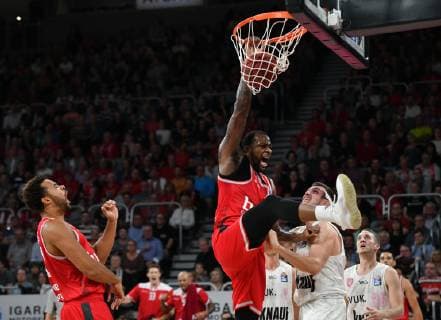 Sport Themen der Woche KW 40 Sport Bilder des Tages 06.10.2018 --- Basketball ---- Saison 2018-19 --- easycredit Basketball Bundesliga --- 1. Pokalrunde: Brose Bamberg - s.oliver Würzburg --- Foto: Hans-Martin Issler isslerimages ---- Cliff Alexander (22, Brose Bamberg) mit Dunk gegen Johannes Richter (8, s.oliver Würzburg) und Brad Loesing (35, s.oliver Würzburg) bejubelt von Elias Harris (20, Brose Bamberg) links. Brose Bamberg - s.oliver Würzburg