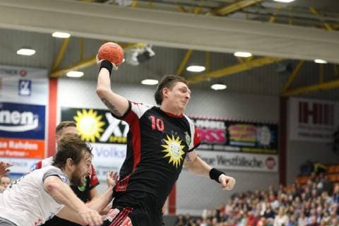 Lukasz Gierak TuS N Luebbecke 10 defeated Norman Floedl HC Elbflorenz Dresden 17 left by TuS N Luebbecke vs HC Elbflorenz Dresden Handball 2 Bundesliga 06 10 2018 TuS N Luebbecke vs HC Elbflorenz Dresden Handball 2 Bundesliga 06 10 2018 Luebbecke Copyright: xEIBNER PeterxFranzx EP_PFZ