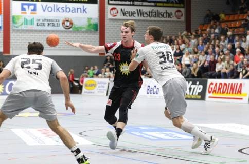 Valentin Spohn TuS N Luebbecke 23 against Adrian Kammlodt HC Elbflorenz Dresden 30 right and Sebastian Gress HC Elbflorenz Dresden 25 left TuS N Luebbecke vs HC Elbflorenz Dresden Handball 2 Bundesliga 06 10 2018 TuS N Luebbecke vs HC Elbflorenz Dresden Handball 2 Bundesliga 06 10 2018 Luebbecke Copyright: xEIBNER JanxStrohdiekx EP_JSK