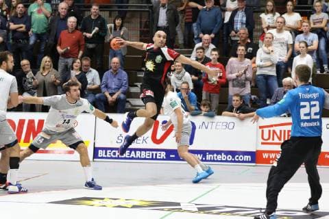 Marko Bagaric TuS N Luebbecke 13 free in front of goal against Mario Huhnstock HC Elbflorenz Dresden 22 right TuS N Luebbecke vs HC Elbflorenz Dresden Handball 2 Bundesliga 06 10 2018 TuS N Luebbecke vs HC Elbflorenz Dresden Handball 2 Bundesliga 06 10 2018 Luebbecke Copyright: xEIBNER JanxStrohdiekx EP_JSK