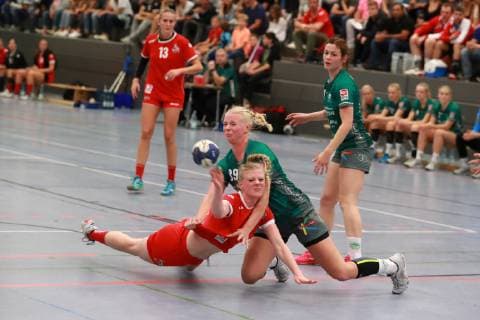 Sport 1 FC Köln vs BV Garrel Handball Women 3 Bundesliga West from the right Sarah Weiland BV Hanna Wagner 1 FC Köln 06 10 2018