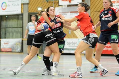 Lea Neubrander SG H2Ku Herrenberg Kuties 18 against Denise Kunick TG Nuertingen 2 and Julia Bauer TG Nuertingen 22 Handball DHB Pokal 2 Round 06 10 2018 Photo TBaur Eibner TG Nuertingen vs SG SG H2Ku Herrenberg Kuties Nuertingen Copyright: xEIBNER TobiasxBaurx EP_TBR