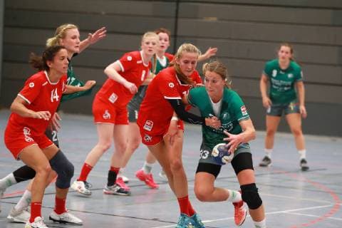 Sport 1 FC Köln vs BV Garrel Handball Women 3 Bundesliga West from the right Leonie Schulte BV Lisa Schmidt 1 FC Köln 06 10 2018