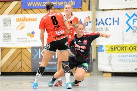 Katrin Schroeder SG H2Ku Herrenberg Kuties 4 v Delia Cleve TG Nuertingen 8 Handball DHB Pokal 2 Round 06 10 2018 Photo TBaur Eibner TG Nuertingen vs SG SG H2Ku Herrenberg Kuties Nuertingen Copyright: xEIBNER TobiasxBaurx EP_TBR