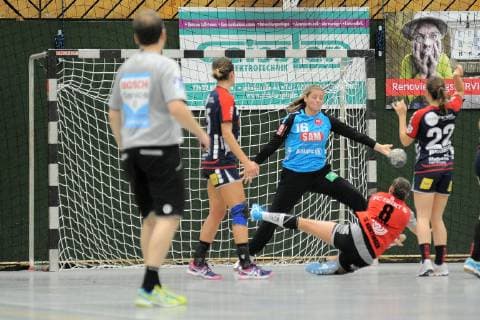 Dura Elbert SG H2Ku Herrenberg Kuties 16 in goal against Delia Cleve TG Nuertingen 8 Handball DHB Pokal 2 Round 06 10 2018 Photo TBaur Eibner TG Nuertingen vs SG SG H2Ku Herrenberg Kuties Nuertingen Copyright: xEIBNER TobiasxBaurx EP_TBR