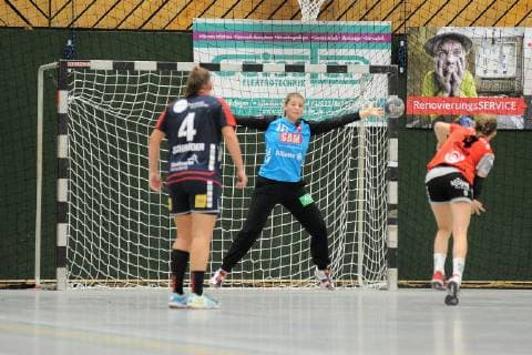 Dora Elbert SG H2Ku Herrenberg Kuties 16 Nina Fischer TG Nuertingen 4 Handball DHB Pokal 2 Round 06 10 2018 Photo TBaur Eibner TG Nuertingen SG SG H2Ku Herrenberg Kuties Nuertingen Copyright: xEIBNER TobiasxBaurx EP_TBR