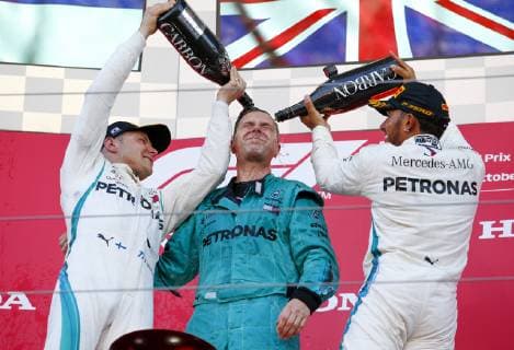 Motorsports: FIA Formula One World Championship WM Weltmeisterschaft 2018, Grand Prix of Japan, World Championship 2018 Grand Prix Japan 77 Valtteri Bottas (FIN, Mercedes AMG Petronas), 44 Lewis Hamilton (GBR, Mercedes AMG Petronas F1 Team), Matt Deane (Chefmechaniker) Suzuka Japan