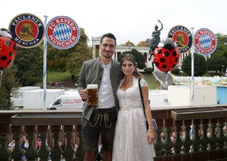 Bayern Muenchen at the WIESN 07 10 2018 Kaefers Oktoberfest Schaenke Theresienwiese Munich GER Bayern Munich at the WIESN Traditionally Bavarian in lederhosen, the team of FC Bayern Munich will be showing their annual Oktoberfest visit Wiesn visit in the picture of Mats Hummels with Ms. Cathy xPOOLx